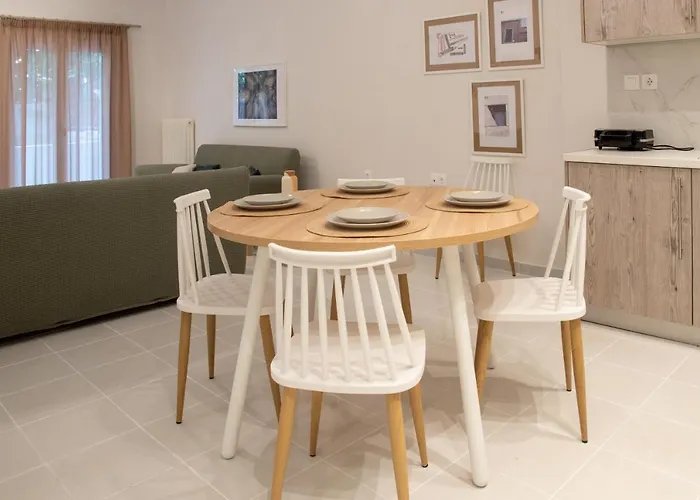Coastal Getaway: Roomy Beachside Apartment!