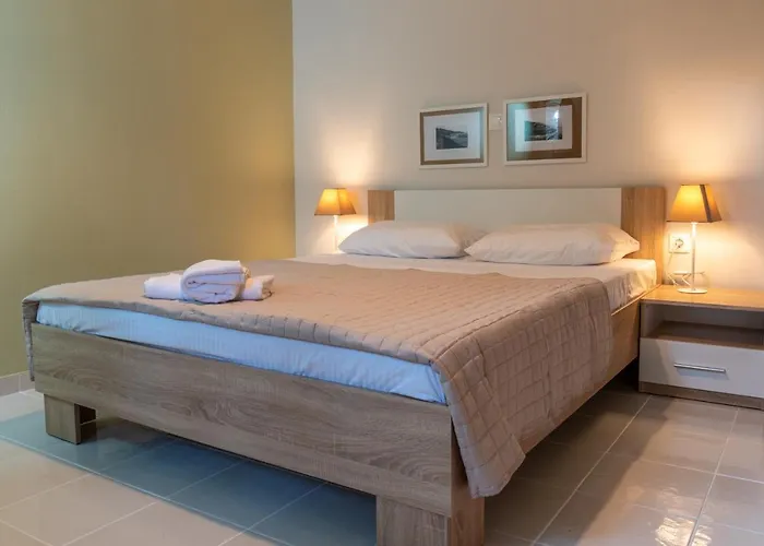 Coastal Getaway: Roomy Beachside Apartment!