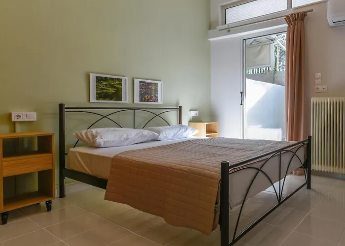 Coastal Getaway: Roomy Beachside Apartment!