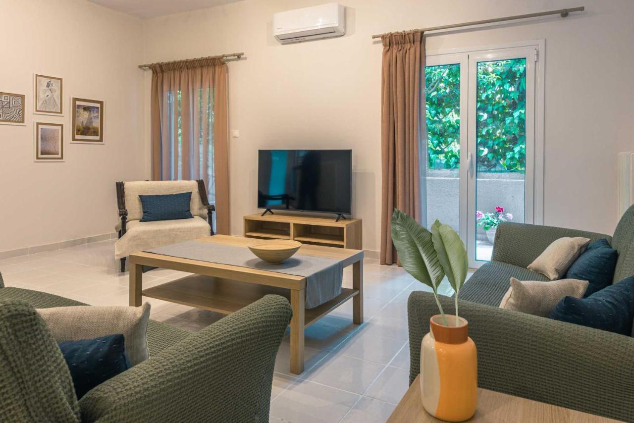 Coastal Getaway: Roomy Beachside Apartment! Apartment