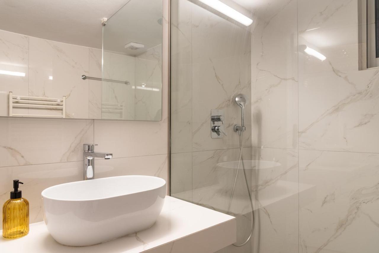Coastal Getaway: Roomy Beachside Apartment! Apartment Nea Makri