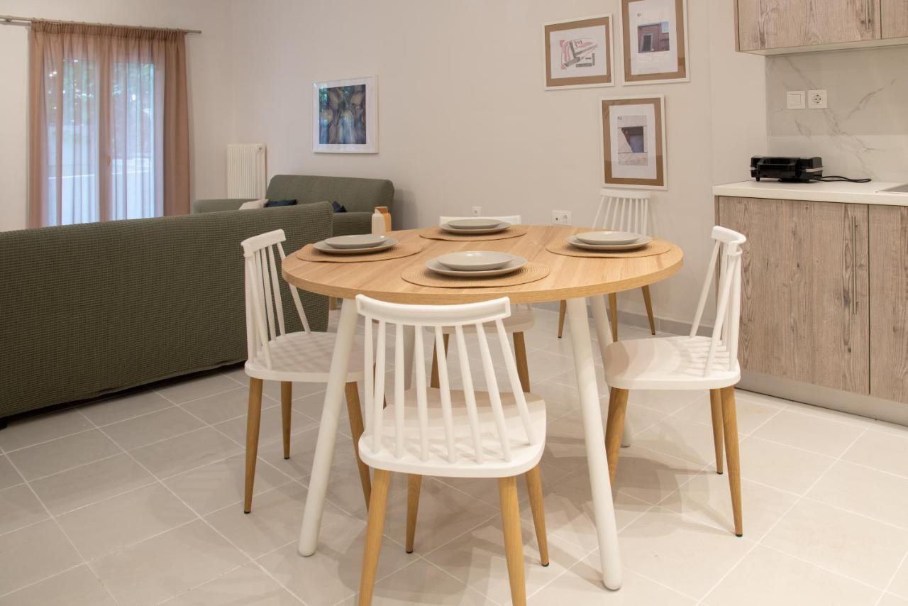Coastal Getaway: Roomy Beachside Apartment! * Nea Makri