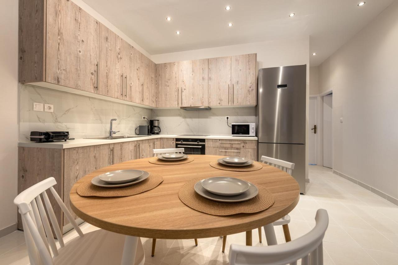 Coastal Getaway: Roomy Beachside Apartment! Nea Makri