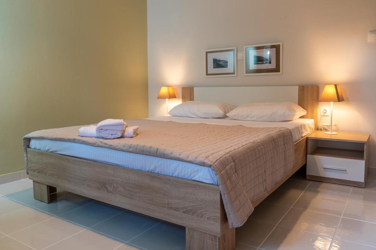 Coastal Getaway: Roomy Beachside Apartment! Nea Makri