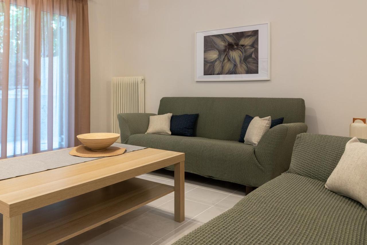 Coastal Getaway: Roomy Beachside Apartment!