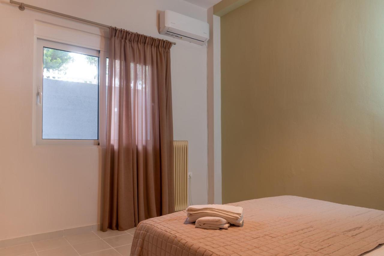 Coastal Getaway: Roomy Beachside Apartment! *